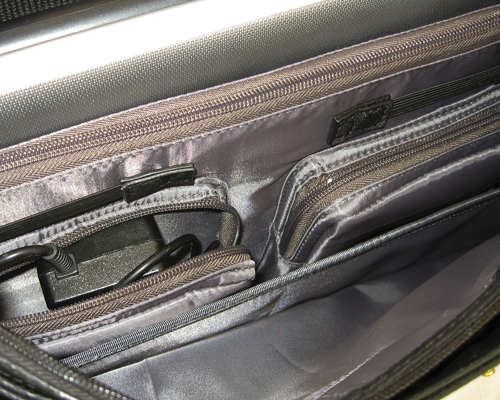 The divider with zippered pockets